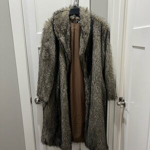 Luxurious Faux Fur Coat in Gray/Brown